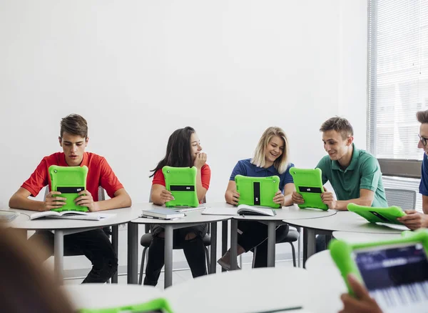 Estudantes usando tecnologia — Fotografia de Stock