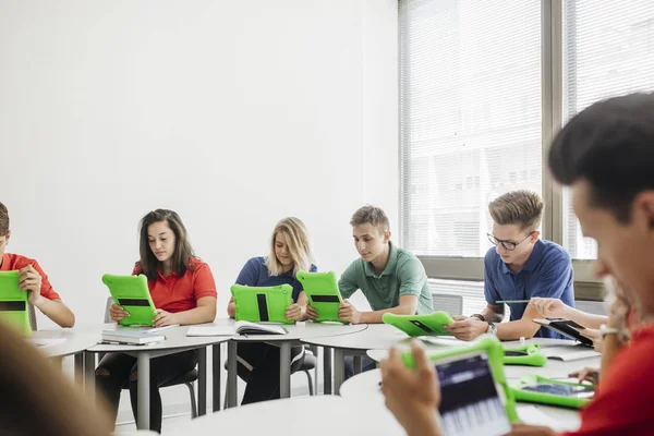 Estudantes usando tecnologia — Fotografia de Stock