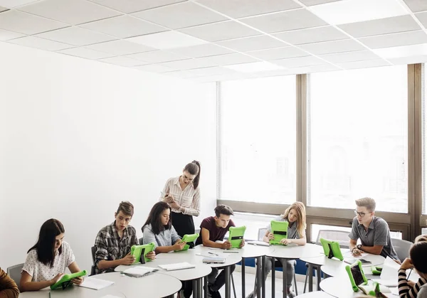 Estudantes Estudando na Sala de Aula Moderna — Fotografia de Stock