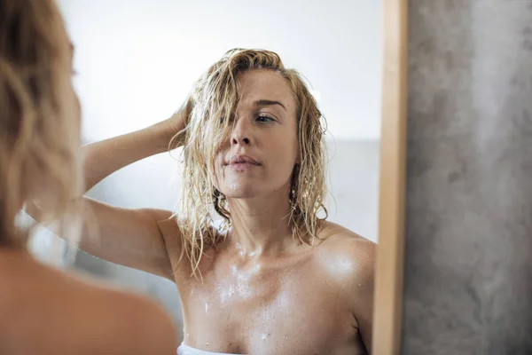 Kobieta po kąpieli — Zdjęcie stockowe