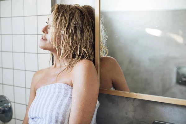 バスルームにセクシーな女性の肖像画 — ストック写真