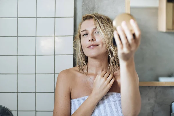 Woman Looking Herself in Mirror — Stock Photo, Image