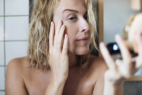 Woman Looking Herself in Mirror — Stock Photo, Image