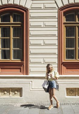 Cep telefonu açık havada kullanan kadın