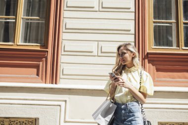 Cep telefonu açık havada kullanan kadın