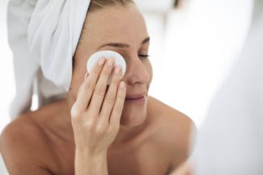 Yüzünü temizleyen kadın.