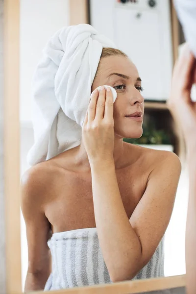 Γυναίκα καθαρίζει το πρόσωπό της — Φωτογραφία Αρχείου