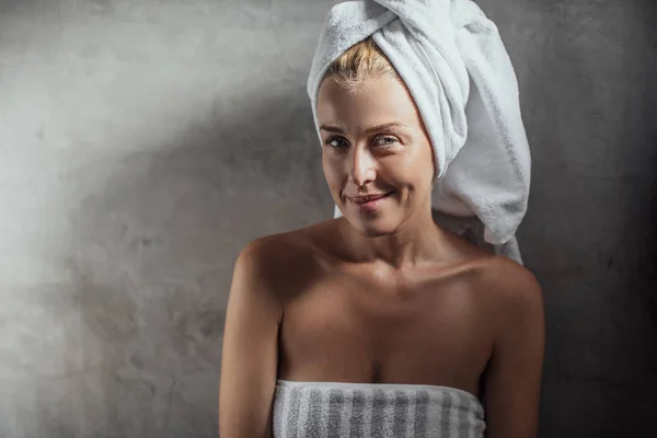 Retrato de mujer en toallas — Foto de Stock