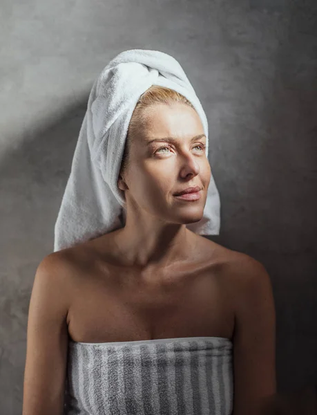 Havlu kadın portresi — Stok fotoğraf