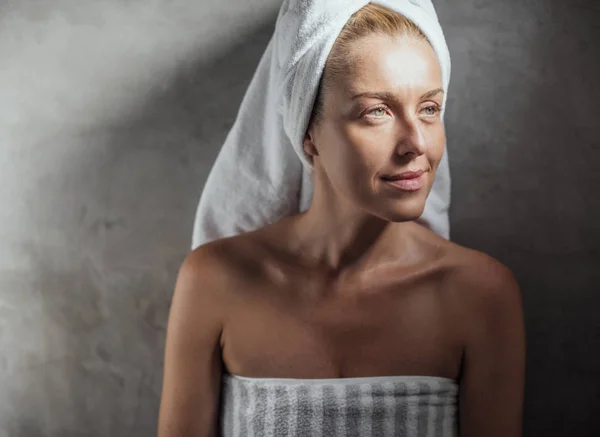 Retrato de mulher em toalhas — Fotografia de Stock