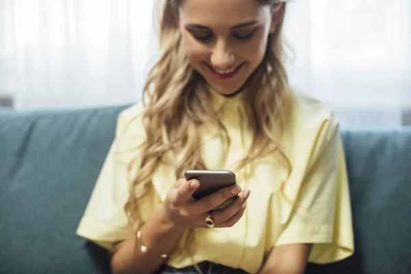 Mujer joven escribiendo en el teléfono celular — Foto de Stock