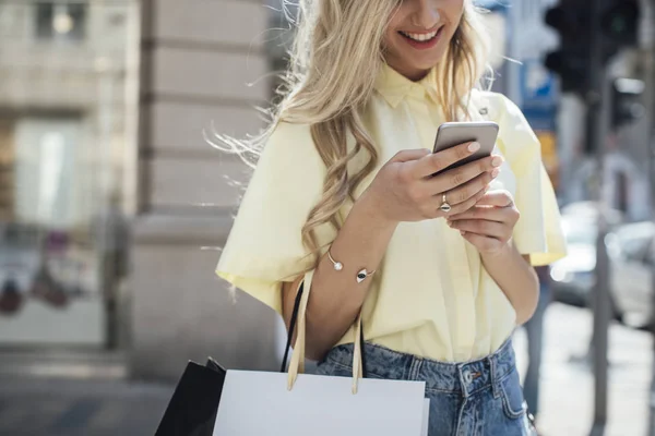 Femme utilisant un téléphone portable à l'extérieur — Photo