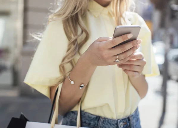 Femme utilisant un téléphone portable à l'extérieur — Photo