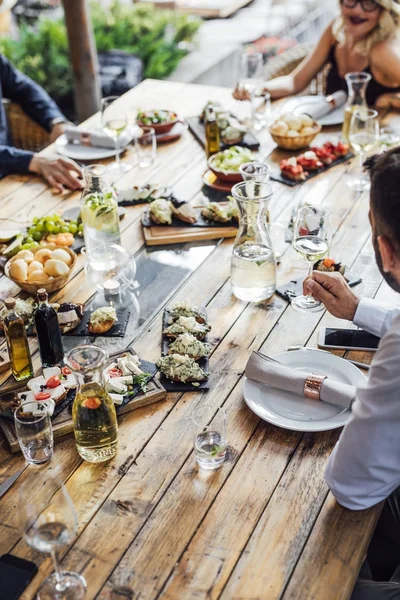 Venkovní jídelní stůl — Stock fotografie