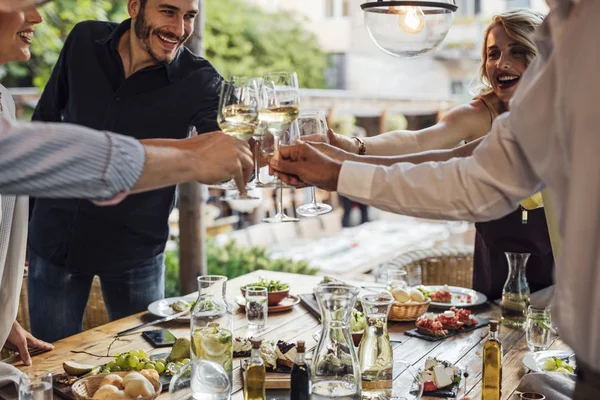 Amigos erguendo óculos na festa ao ar livre — Fotografia de Stock