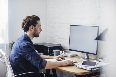 Bitcoins ile çalışan adam