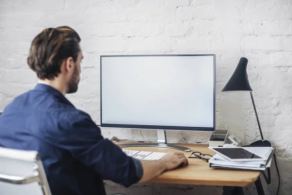 Man aan het werk met Bitcoins — Stockfoto