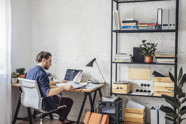 Geschäftsmann arbeitet im Büro — Stockfoto