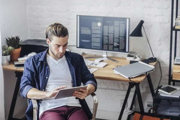 Empresario usando tableta — Foto de Stock