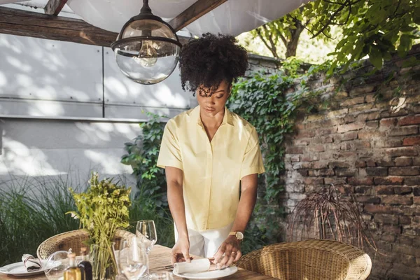 Vrouw versieren tabel voor diner in de buitenlucht partij — Stockfoto