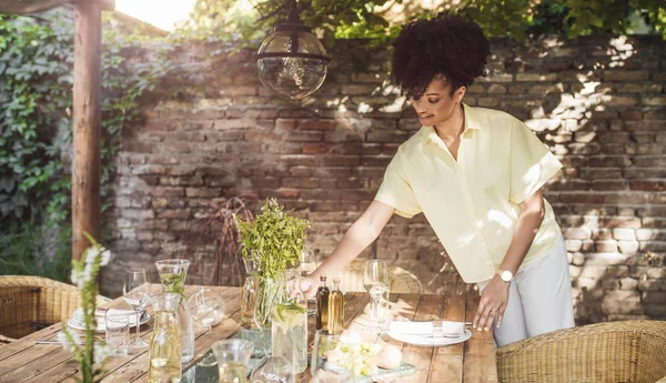 Kvinna som dekorerar bordet för utomhus middag part — Stockfoto