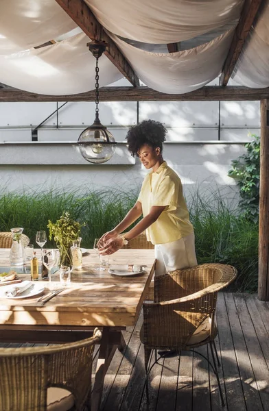 Mesa de decoración de mujer para la cena al aire libre — Foto de Stock