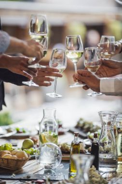 Beyaz şarapla tezahürat arkadaşlar