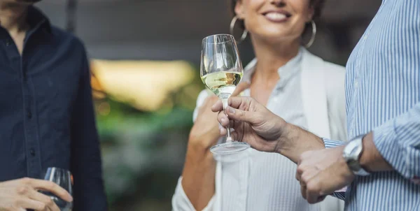 Vrienden genieten van op feestje — Stockfoto