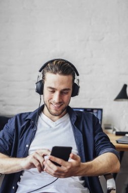 Müzik dinleyen adam.