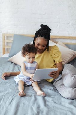 Anne ve çocuk Tablet kullanma