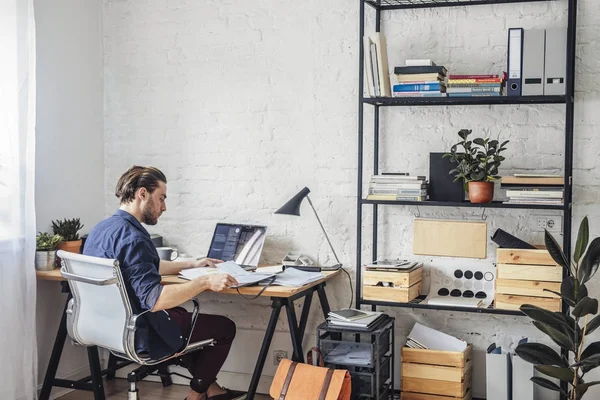 Empresário que trabalha no escritório — Fotografia de Stock