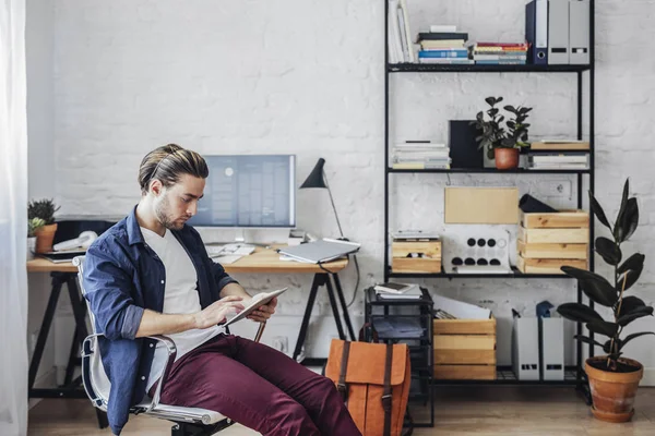 Uomo d'affari che utilizza tablet — Foto Stock