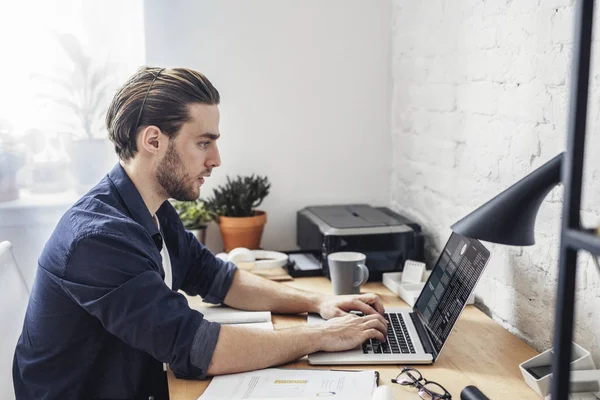 Zakenman werkzaam op kantoor — Stockfoto