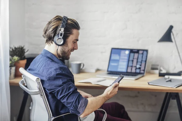 Man Listening to Music — Stock Photo, Image