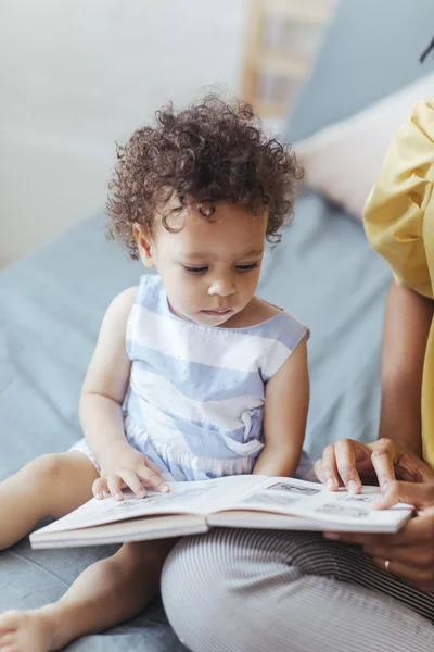 Bebê ouvindo uma história para dormir — Fotografia de Stock