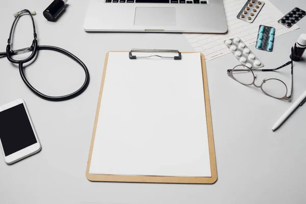 Mesa de trabajo del médico —  Fotos de Stock