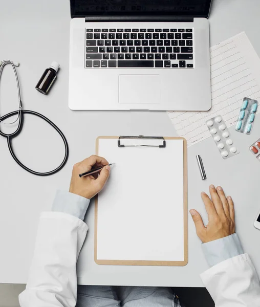 Médico en el trabajo — Stockfoto