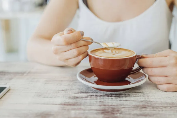 Vrouw genieten van koffie — Stockfoto
