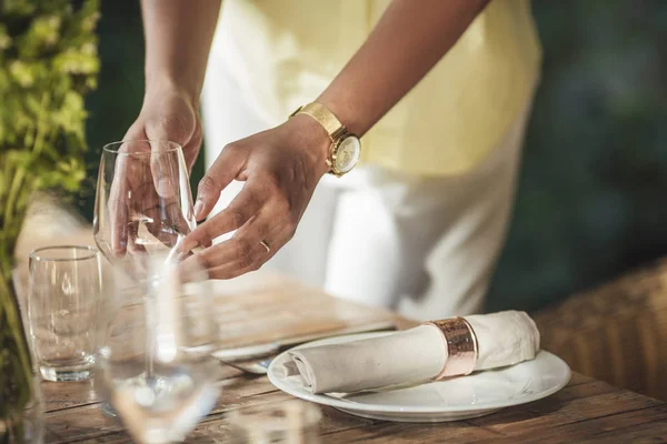Vrouw versieren tabel voor diner in de buitenlucht partij — Stockfoto