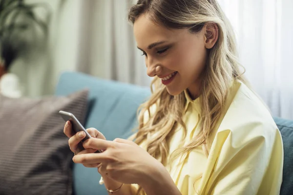 Mujer joven escribiendo en el teléfono celular — Foto de Stock