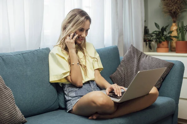 Vrouw met behulp van technologie — Stockfoto