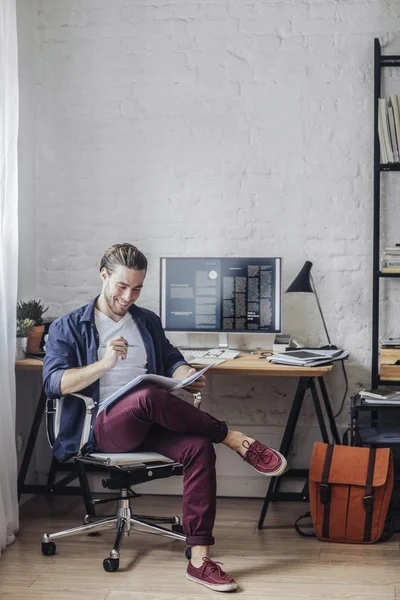 Homem lendo em seu escritório — Fotografia de Stock