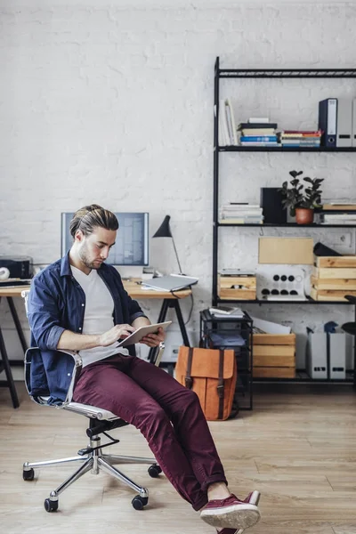 Uomo d'affari che utilizza tablet — Foto Stock