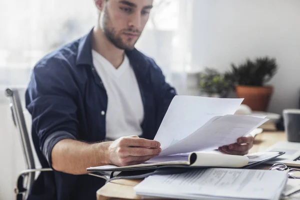 Geschäftsmann arbeitet im Büro — Stockfoto