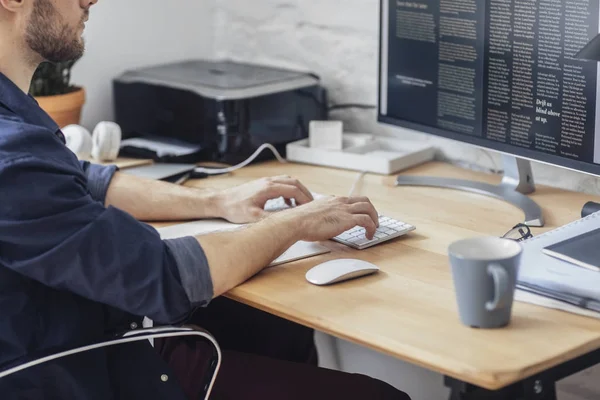 Uomo che lavora in ufficio — Foto Stock