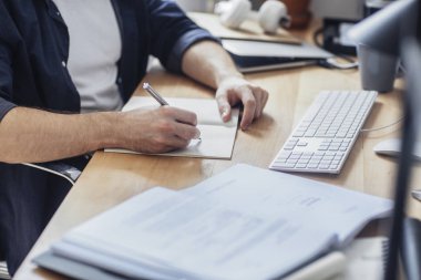 Ofisindeki adam yazma