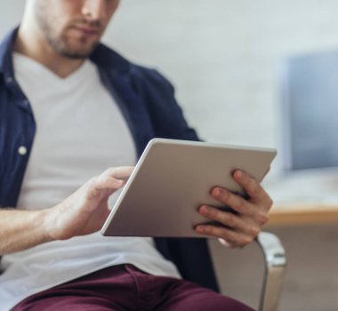 Tablet kullanan adam
