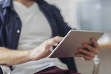 Tablet kullanan adam