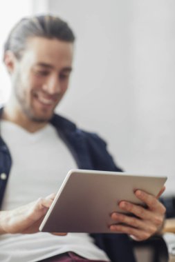 Tablet kullanan adam