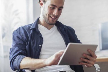 Tablet kullanan adam